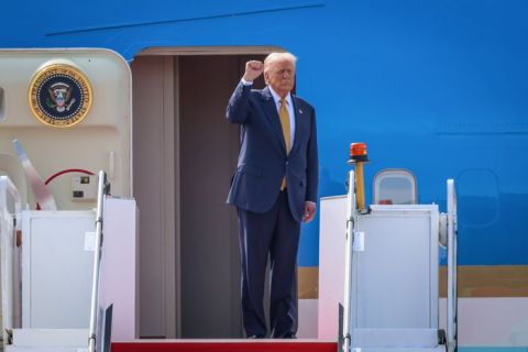 特朗普登上空军一号，准备离开吉隆坡。   