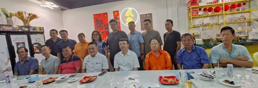 前排左起为监察主席卢文华、副主席何国武、属会外交代表顾问卓文德、主席刘金兴、署理主席兼晚宴筹委会主席郑国栋、顾问郑瑞福、名誉主席兼会务顾问刘顺荣及第二监察主席何文兴；  后排左起为副教育主任陈建勳、秘书长黄晓雄、财政林春煌、宣传主任陈珍妮、副总务郑伟昇、副财政黄德全、教育主任赖奕昇、副康乐主任官汉葳召开新闻发布会时摄。 