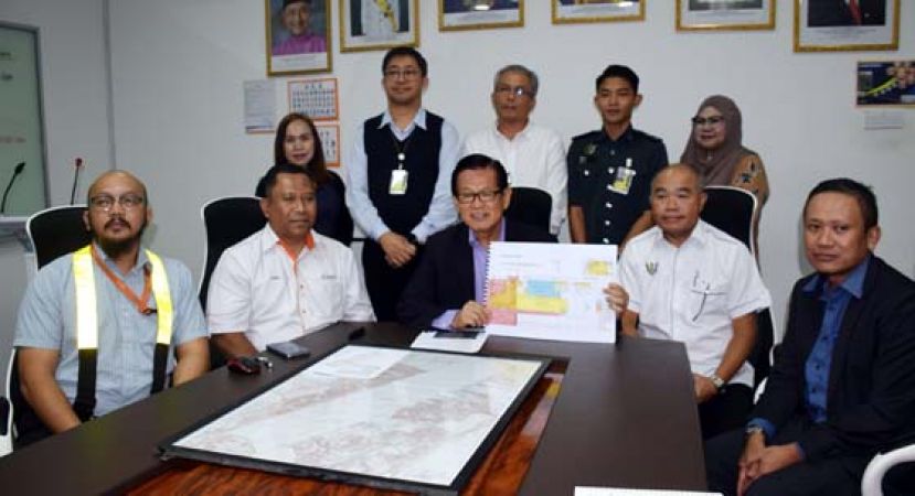 李景胜与大马机场公司代表展示扩建蓝图，其左是美里机场经理再纳阿比丁。