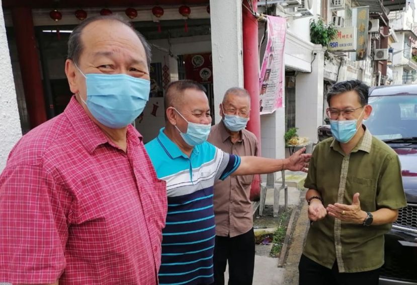 古晋老巴刹民众联谊会新届副秘书孙守生（左起）、主席甲必丹林传政、副主席沈云豹陪同北市行政委员薛华东（右）巡视亚答街一带。