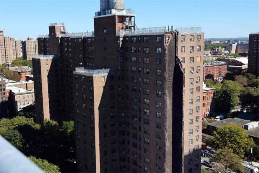 美纽约一高层公寓楼部分倒塌。