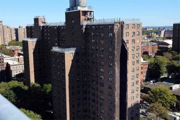 美纽约一高层公寓楼部分倒塌。