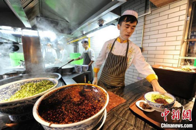 兰州牛肉面是兰州市最具代表性的传统美食，发展至今已有百余年历史。