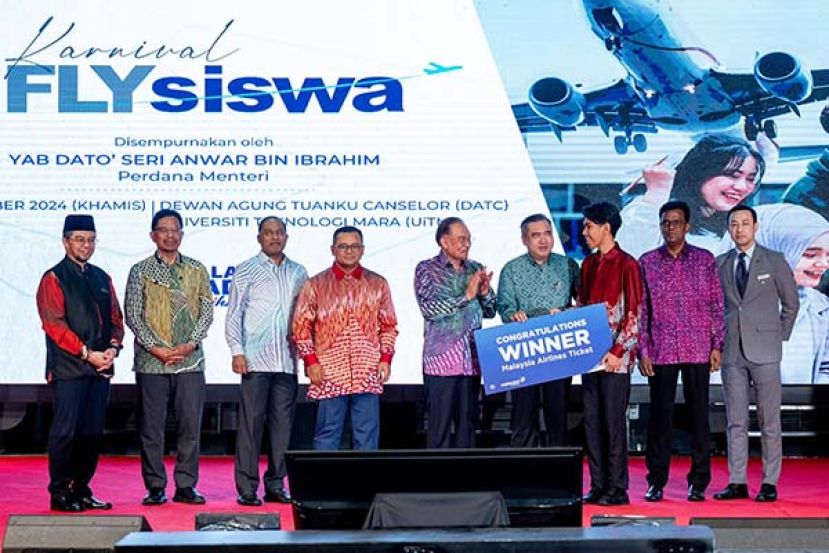 ●首相安华(右4)出席机票补贴计划嘉年华活动。右5为交通部长陆兆福。