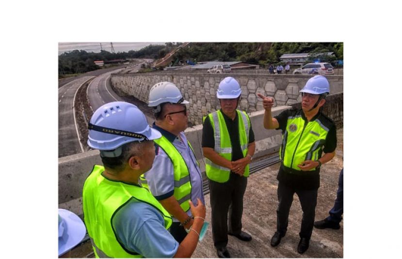 拿督斯里法迪拉（右一）巡视砂拉越公路。