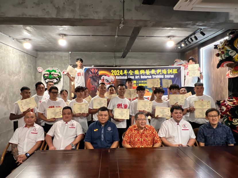 左一起联兴武术协会财政沈新豪、联兴武术协会2024年全国狮艺裁判培训班活动总务陈顺才、国家消费人协会砂主席王得宾、南市市长拿督黄鸿圣、联兴武术协会主席陈志财、北市市政局行政委员薛华东。