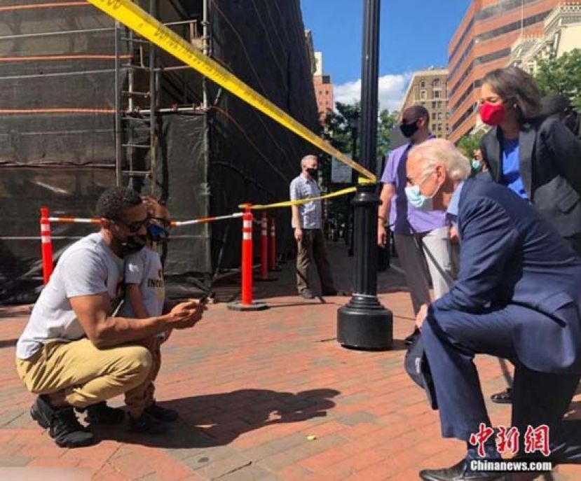 当地时间5月31日，美国民主党总统候选人、前副总统乔拜登在特拉华州前往了一个曾爆发了抗议示威活动的现场，单膝跪地与一名民众交谈，拜登称美国正“处于痛苦之中”。