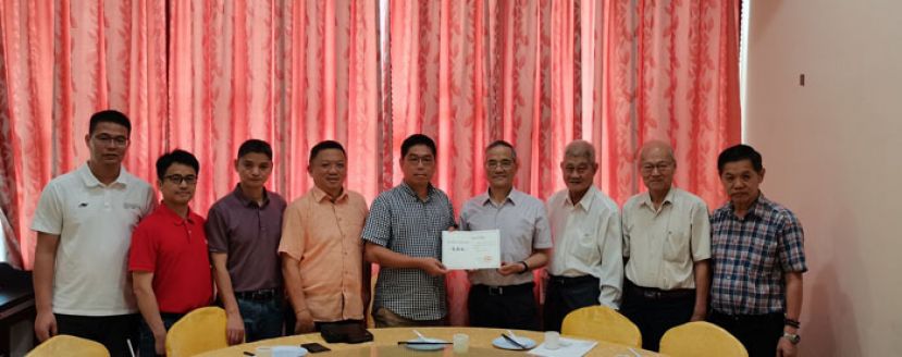 厦门华侨大学原副校长张禹东教授(右四)赠送感谢状予紫辉阁阁长蔡岷谷(左五)，以感谢他的款待。左一起为刘守政副教授、钟大荣副教授、范正义教授、天猛公郭翼升。右一为彭国良、李福安及陈盛福。