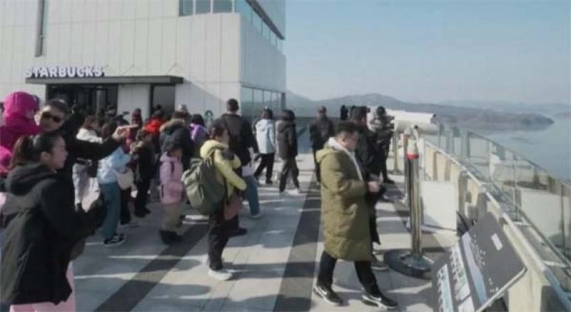 韩国边境Starbucks，喝咖啡眺望朝鲜山村。