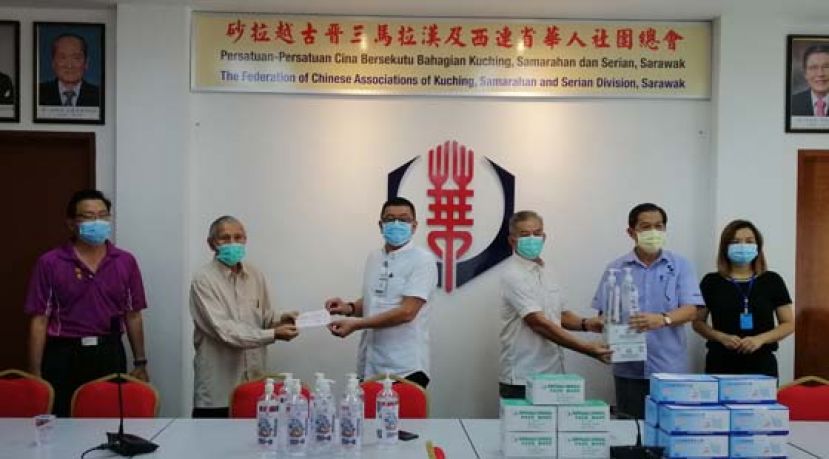 在晋汉连省华总紧急救灾组咨询主任田志和（左一）及紧急救灾组副主任张慧娇（右一）的见证下，吻龙福德天圣宫理事会主席汪木传（左二）移交2万令吉支票予华总会长拿督黄良杰（左三）；华总秘书长林亚德（右二）移交口罩及消毒液予吻龙福德天圣宫理事会神事管理委会主任李伟城（右三）。