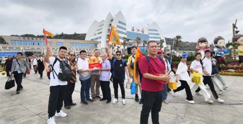 古晋海南公会代表团在湄洲妈祖祖庙完成恭迎妈祖金身仪式后，在湄洲码头合照。左三为古晋海南公会第三副主席符气致宝、左四为主席张光福及左五为第二副主席陈挺辉。
