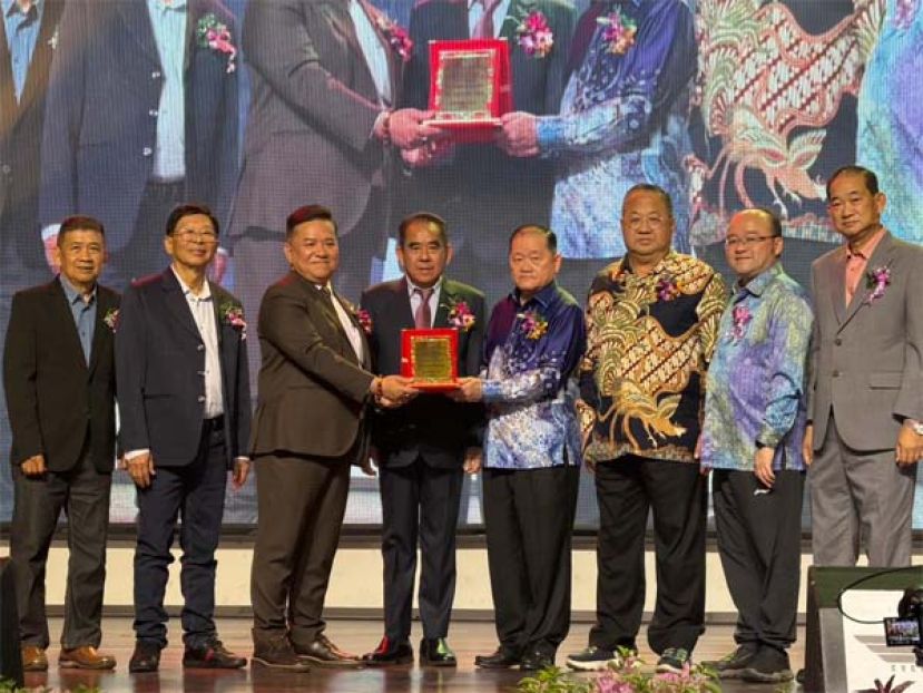筹委会主席兼晋汉连省彭城刘氏公会署理会长刘金兴（左三）赠送纪念品予晋汉连省彭城刘氏公会永久名誉会长拿督斯里刘为强时影。左起为晋汉连省彭城刘氏公会副会长刘贵梦和晋汉连省彭城刘氏公会永久名誉会长刘彦陞、左四为大会主席兼晋汉连省彭城刘氏公会会长天猛公刘石星；右起为晋汉连省彭城刘氏公会副会长甲必丹刘炳坤、晋汉连省彭城刘氏公会副会长兼砂罗越彭城刘氏公会联合总会副总会长甲必丹拿督刘思乐以及以及砂罗越彭城刘氏公会联合总会总会长本固鲁刘贤远。