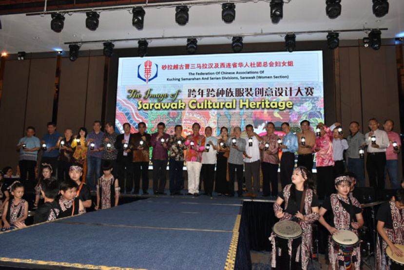 嘉宾与赞助人受邀共同为&ldquo;跨年跨种族服装创意设计大赛&rdquo;晚宴主持亮灯仪式。