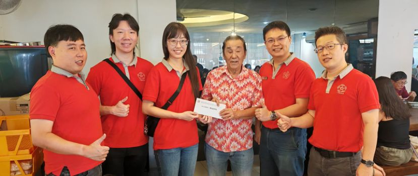 筹委会主席锺汶璇（左三）与古晋中华第一中学校友会会长李嘉浩（右一）及理事们一行人，移交小六欢乐营邀请函予名誉顾问黄张金发（右三）。