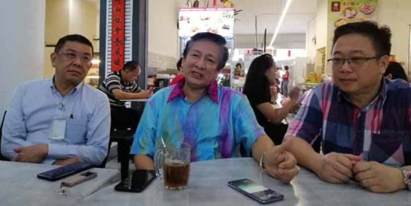 拿督王长福（中）召开媒体发布会时摄，左一为晋汉连省华总会长拿督黄良杰。
