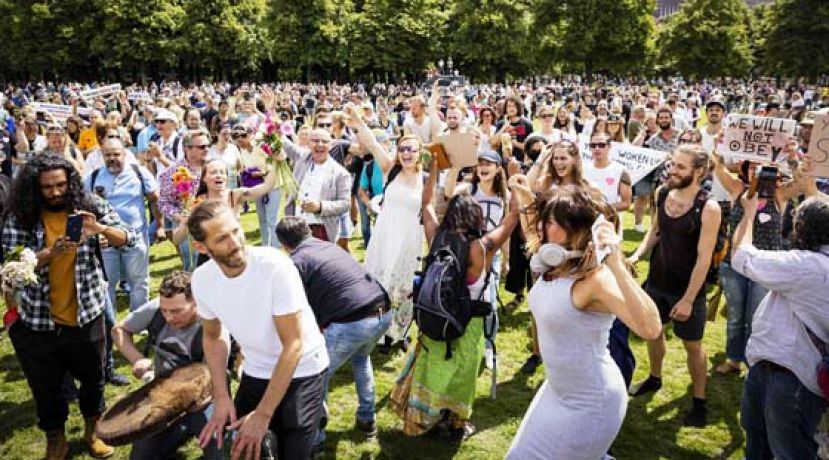 荷兰民众上街反政府疫情举措。