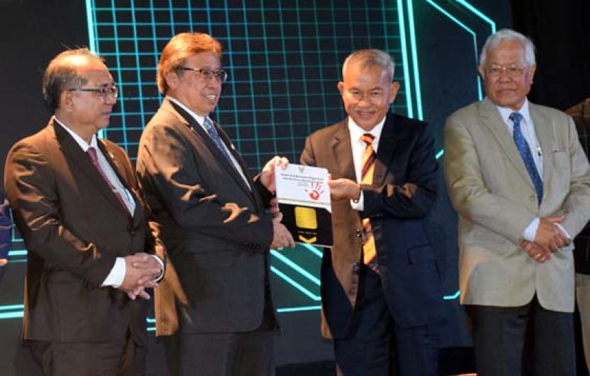 拿督达立朱菲立(右2)将廉正书籍移交给首相阿邦佐哈里。