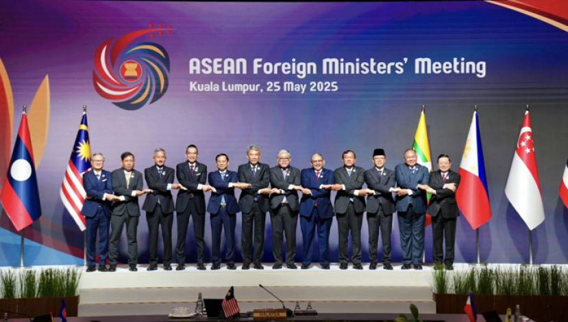 莫哈末哈山（中）与各成员国外长合影。