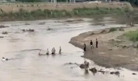 甸军方对KK园区发动猛攻，园区内人员为逃命纷纷跳入莫伊河，试图游到对岸。