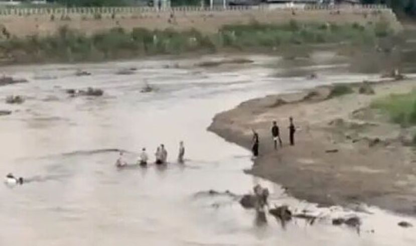 甸军方对KK园区发动猛攻，园区内人员为逃命纷纷跳入莫伊河，试图游到对岸。