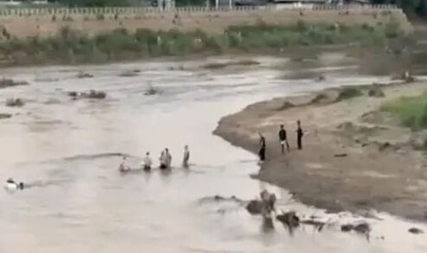 甸军方对KK园区发动猛攻，园区内人员为逃命纷纷跳入莫伊河，试图游到对岸。