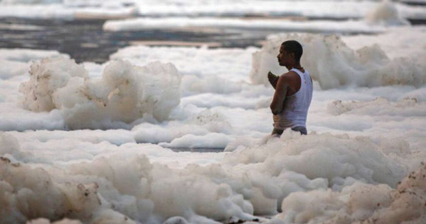 印度河流及空气品质污染严重，近日恒河支流之一的亚穆纳河更出现大量白色毒泡沫覆盖。