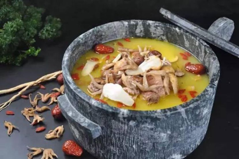 鲁朗石锅鸡。