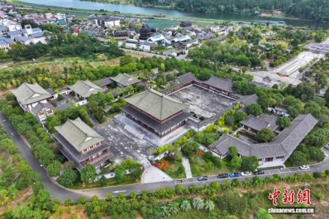 考亭书院由道原堂、集成殿、太极广场和庆云楼等仿古建筑群构成。图为航拍考亭书院全景。