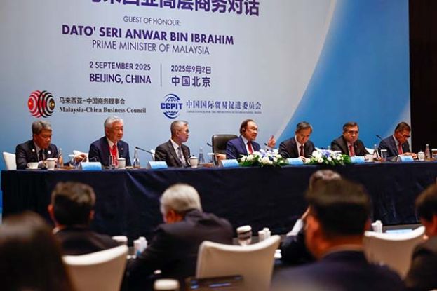 ●安华（左4）在马中高层商务对话会上发言；左起为莫哈末哈山、卢成全、东姑扎夫鲁、任洪斌、陆兆福和赛夫丁纳苏迪安。