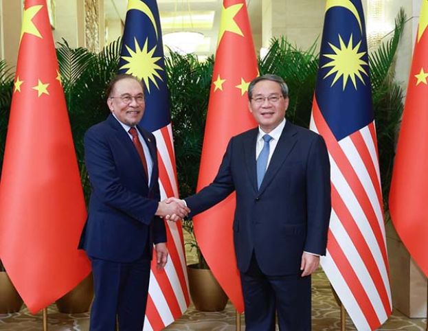 中国总理李强(右)会晤大马首相安华。