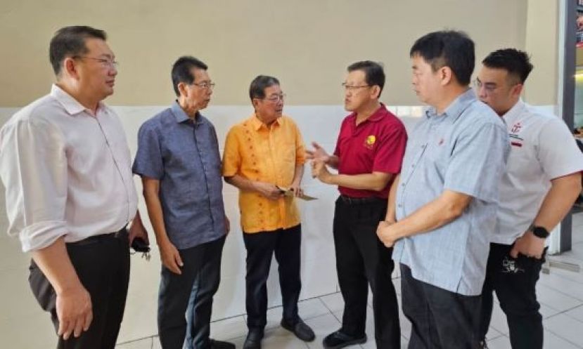 许义华（右起）、田升宏、薛华东同拿督邓伦奇、沈楚鹏、王运才博士作交流。