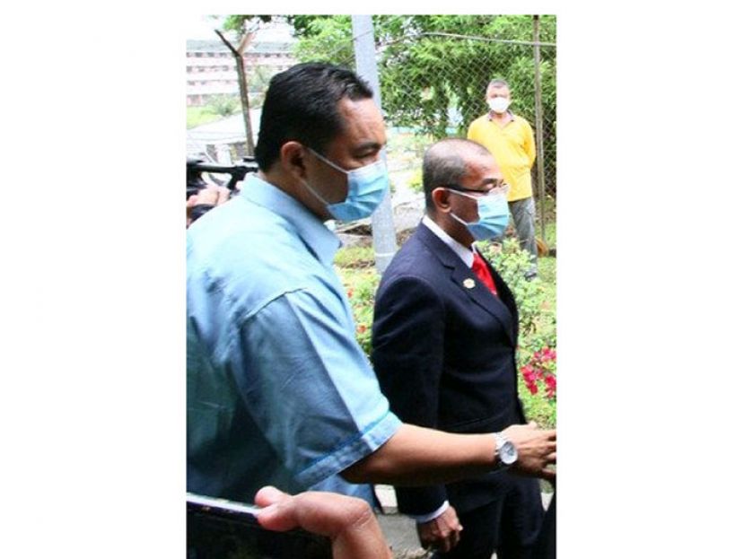 卫生部副部长拿督诺阿兹米在保镖护送下抵达法庭。