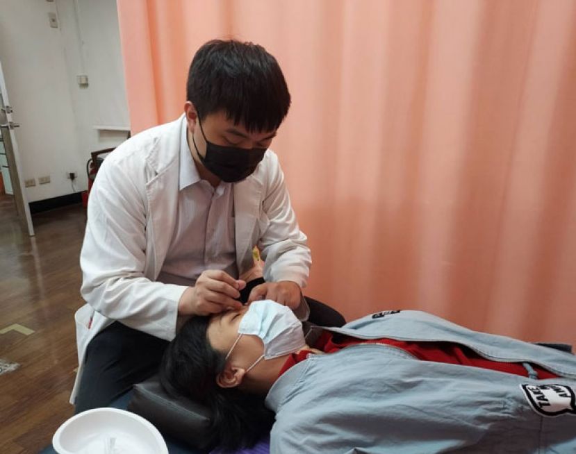 眼针疗法是一种微针疗法，也是针灸的一部分；正确的眼针手法安全性高，不用太担心会伤到眼睛。