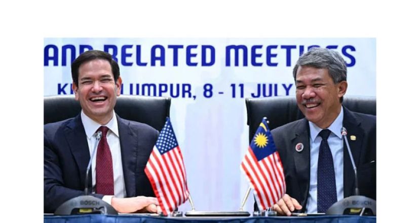 外长莫哈末哈山(右)与美国国务卿卢比奥签署民用核能合作谅解备。