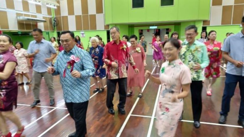 北市市长希尔米（前排中）在古晋盐材港睦邻守望委员会中秋之夜与民共舞；第二排右2为该会会长薛华东等人。