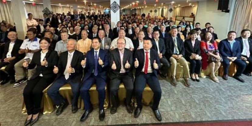 砂福第20届第二次会员代表大会暨理事选举开幕礼上的一张合影。右起为砂福青年团总团长郭可利、砂福总会长甲必丹拿督刘思乐、主宾拿督许赞麒、永久荣誉会长拿督斯里刘久健以及砂福妇女组主任黃小萍。
