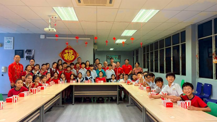 三小24节令鼓队学生与师长及出席奖励活动的古晋中华小学第三校校友会理事合影，庆祝该队在由晋汉连省华青团主办的&ldquo;族魂比赛&rdquo;中勇夺冠军。