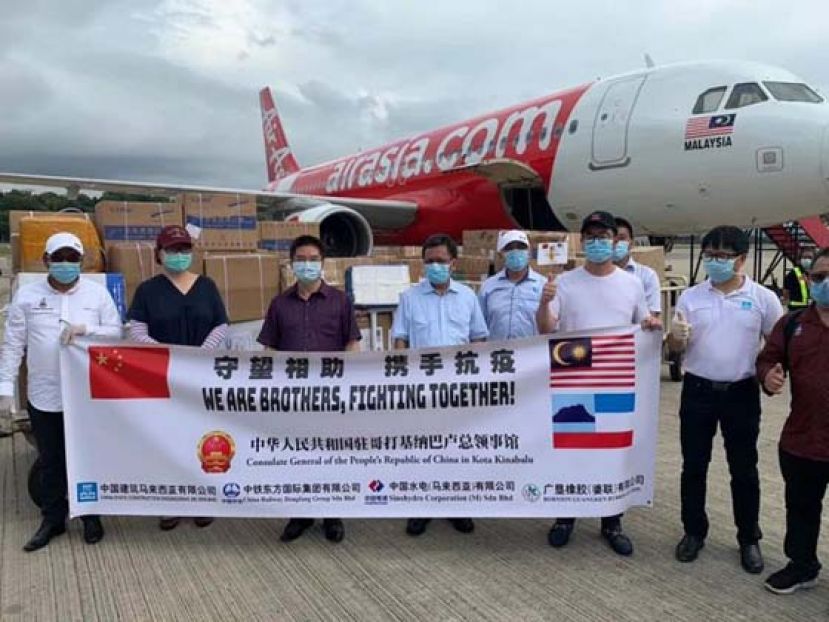 广垦（婆联）公司联合中建、中铁、中电、中国驻沙巴亚庇总领舘捐赠物资抵达亚庇机场。