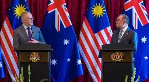 首相安华(右)与澳洲总理阿尔巴尼斯召开联合记者会。