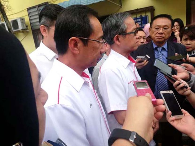 图一：联邦副卫生部长李文材（左二）接受媒体访问。