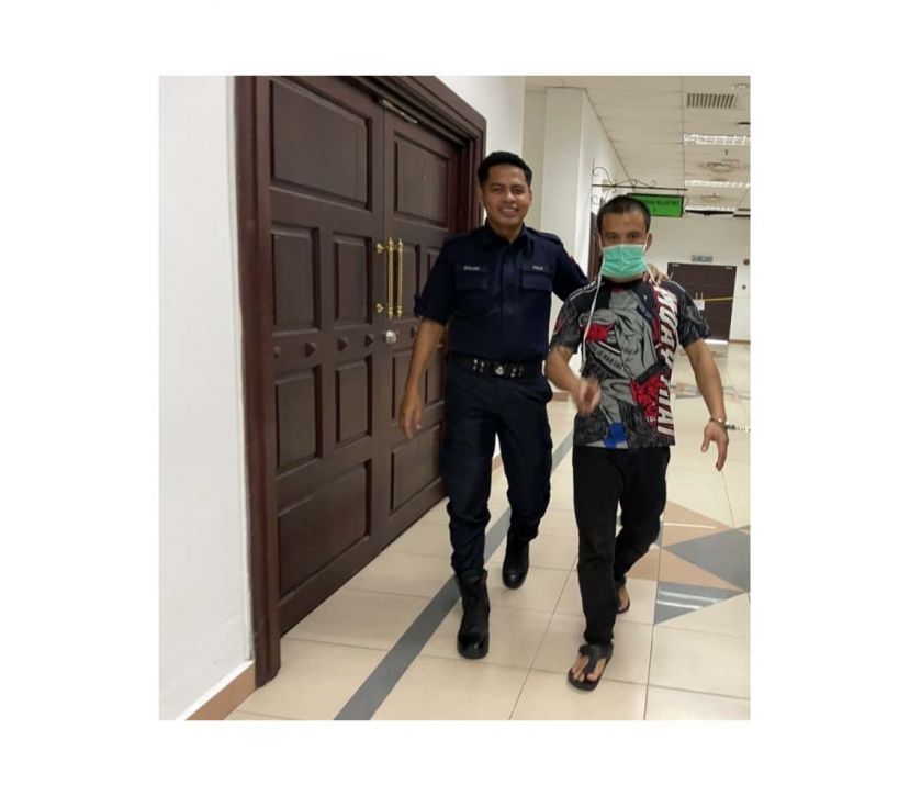 被告面对判决，被庭警押离法庭时摄。