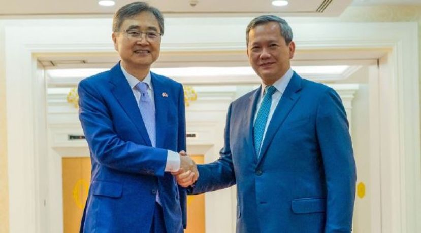 洪玛耐（右）接见韩外长赵显。