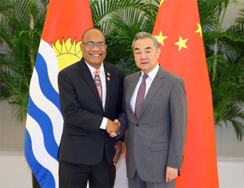 中国外交部长王毅（右）28日在厦门会见来华出席第3次中国－太平洋岛国外长会的基里巴斯总统兼外长马茂（左）。