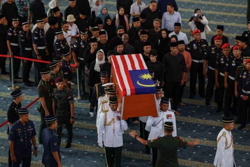 家人跟随在敦阿都拉的灵柩后方步入国家回教堂。