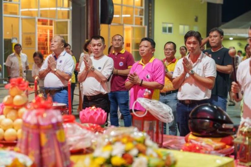 炉主拿督刘繥发主持献礼。左为济和善社社长戴荣强、右二为紫川阁阁长天猛公郭翼升及法会筹委会主席苏庆荣（右）。