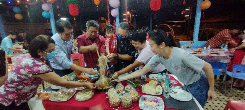 众人在救世军儿童之家新春活动上进行捞鱼生仪式。右起古晋爱心书协会活动筹委会主席田素瑛、創办人兼主席吕晗韻、古晋南市市长黄鸿圣、救世军儿童之家負責人雷蒙、市议员黃廉欢及凱蒂。