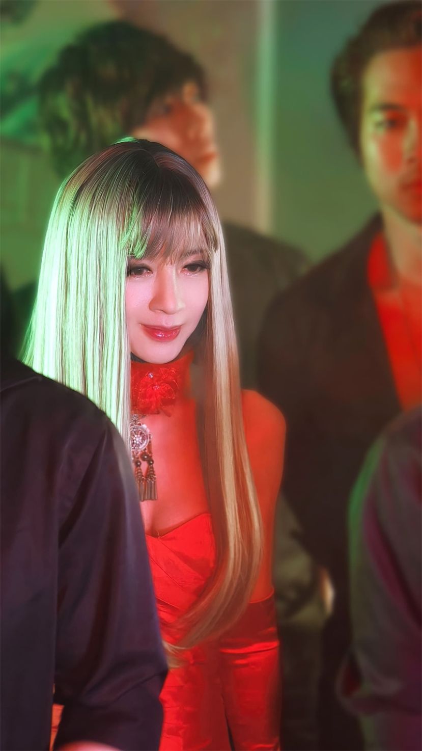 钟洁希《5AM》MV金发亮相，性感睡衣演绎午夜浪漫
