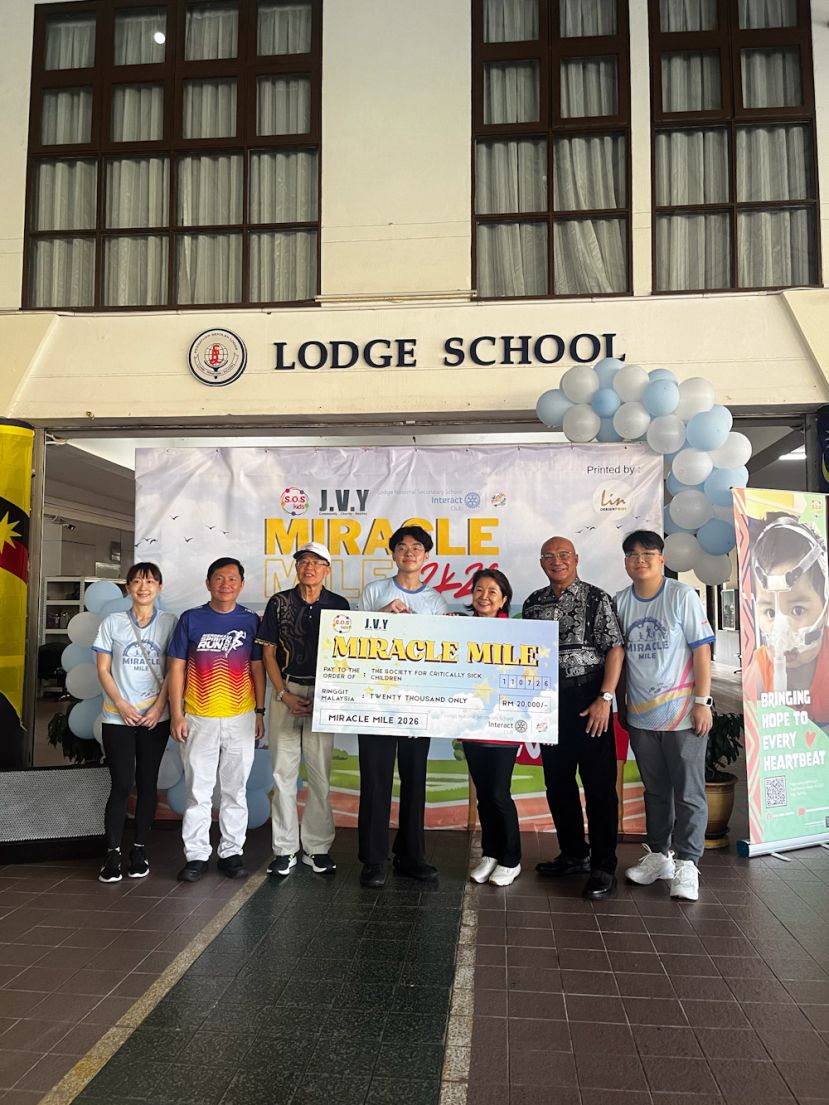 主办单位向 S.O.S. Kids Kuching 移交一张象征性的 2万令吉模拟支票。