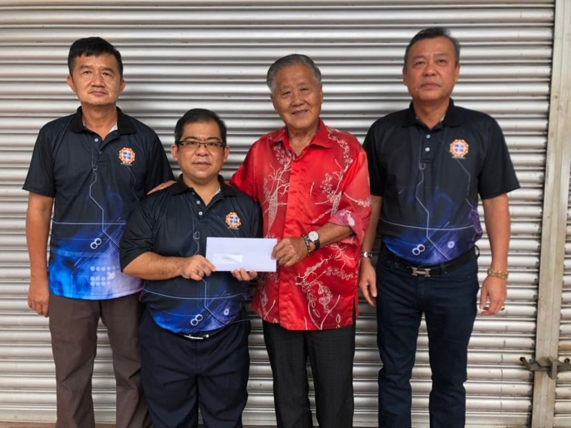 法缘精舍筹办晚宴大会秘书林丽钦（左2）移交嘉宾邀请函予拿督杨昆贤（右2）；左为张孙兴；右是郑李金安。