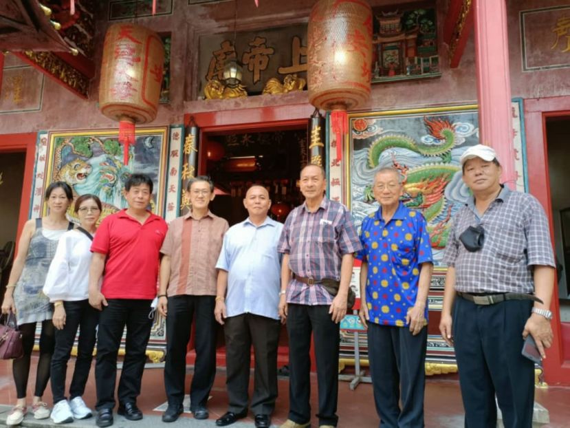 国际安康医疗团负责人许国模及林淑惠（左三及二）、许爱丽医师（左一），在北市行政委员薛华东（左四起）、古晋老巴刹民众联谊会会长甲必丹林传政、秘书孙守生、副主席沈云豹、砂医总会务顾问陈中兴陪同参观玄天上帝古庙。